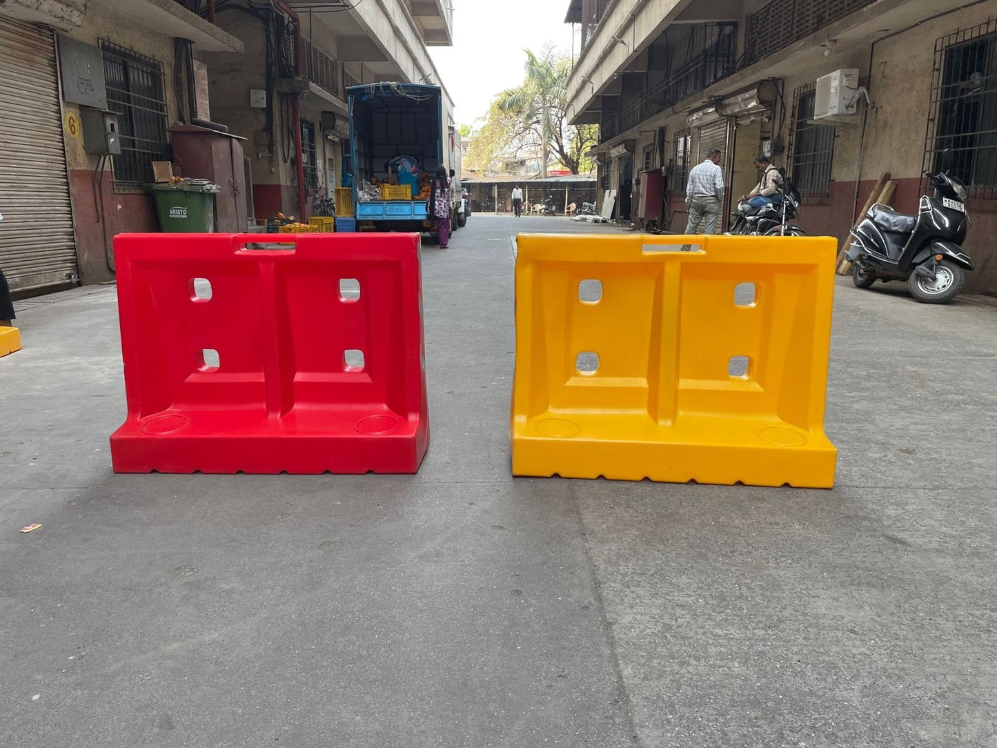 Barricaded plastic L1000x 350w x w760mm